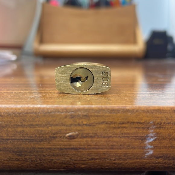 Preloved LOUIS VUITTON Padlock Key Cadena Gold Polished without key - Picture 5 of 8